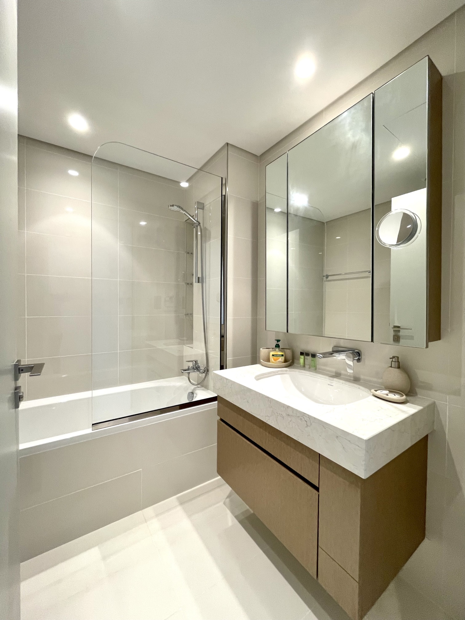 Stylish 1BR With View - 9